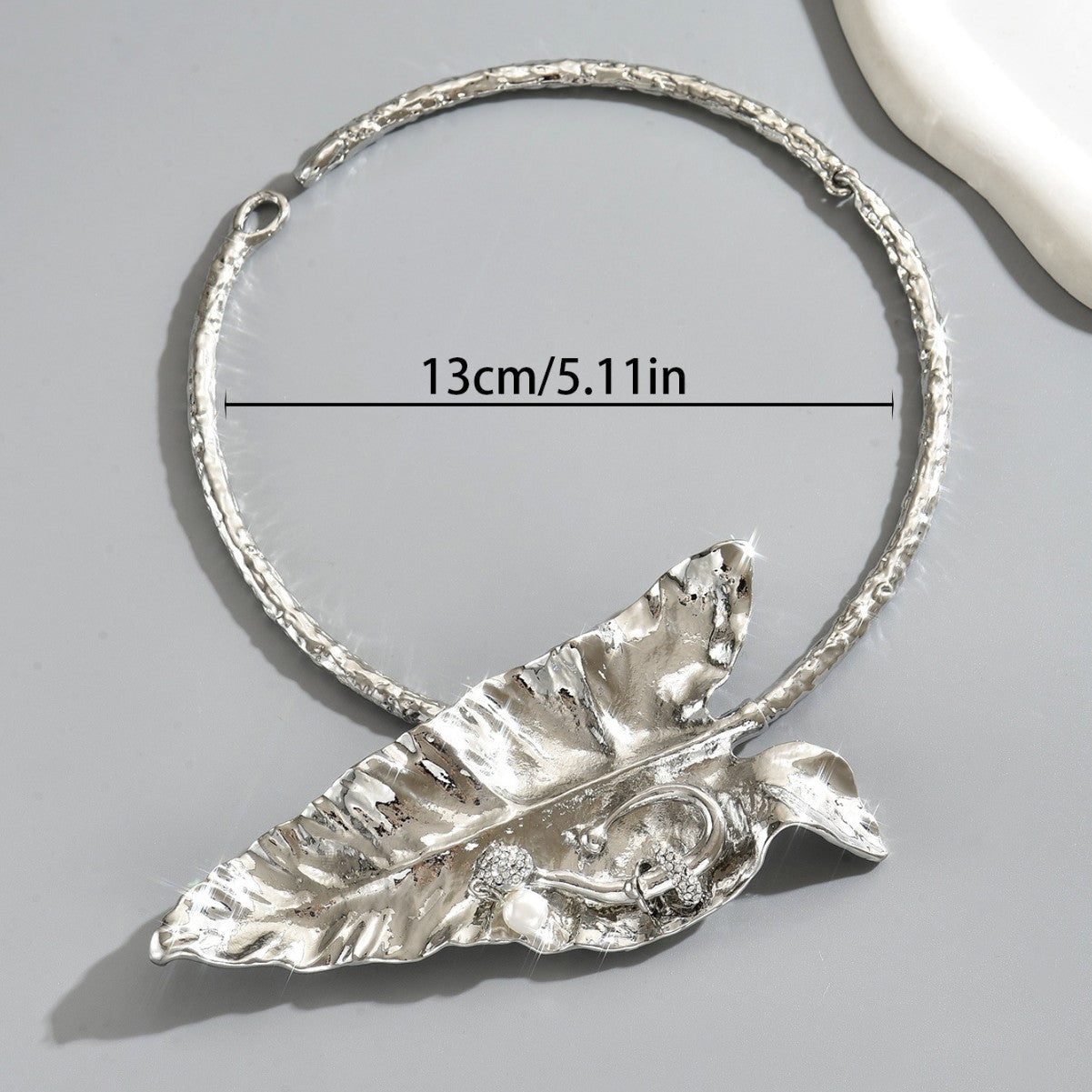 Collana Girocollo da Donna Stile Punk con Ciondolo a Foglia di Banana in Lega di Zinco con Finitura Placcata, Design Floreale Geometrico