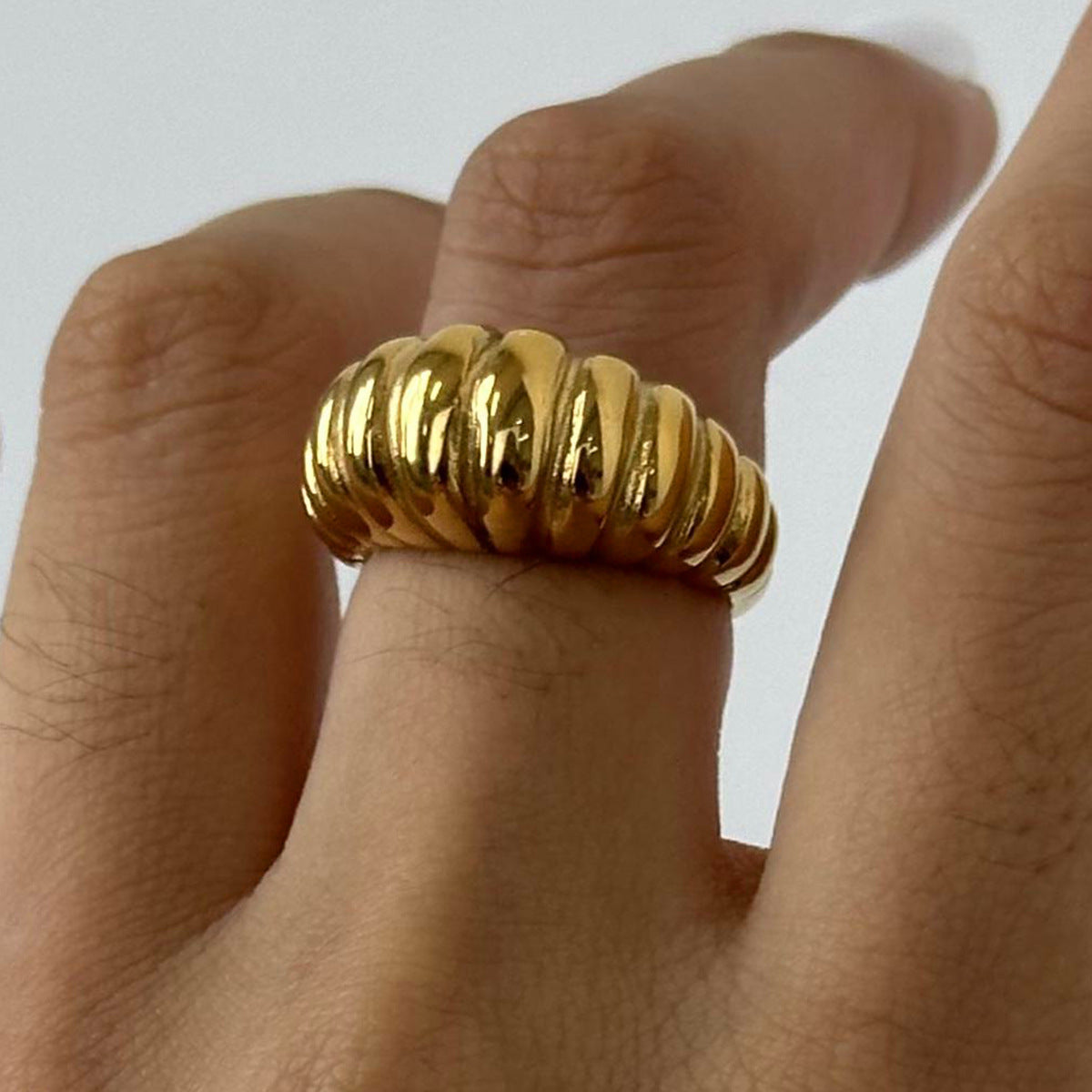 Anello Corno di Toro Minimalista da Donna in Acciaio Inossidabile con Placcatura in Oro 18K