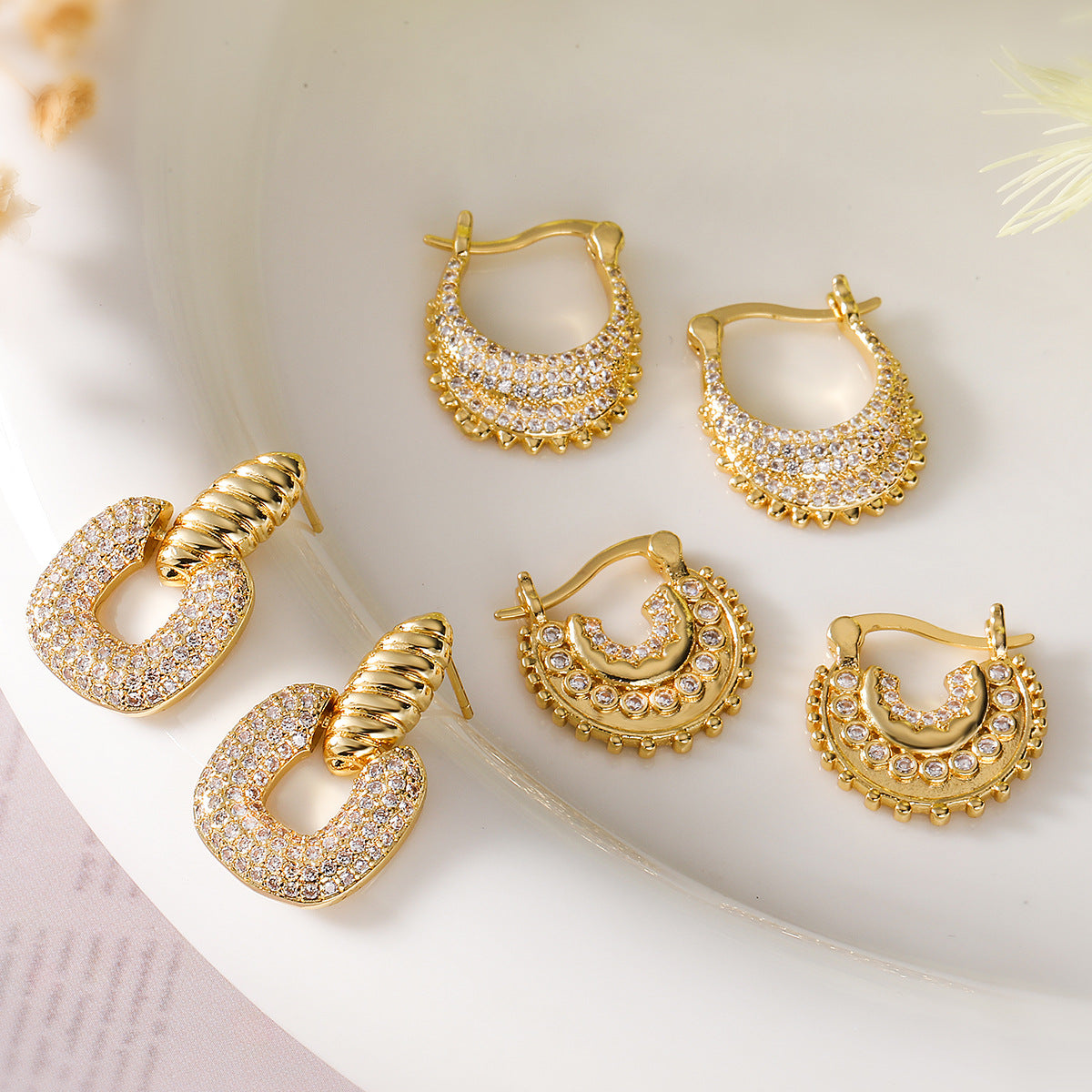 Orecchini Geometrici Minimalisti da Donna in Ottone con Placcatura in Oro 18K e Intarsio in Zirconi