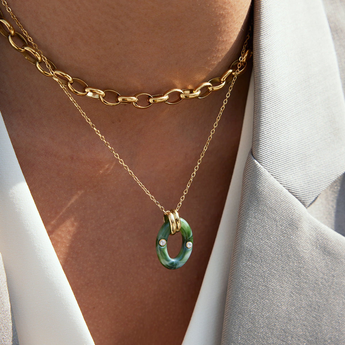Ciondolo Ovale Geometrico Minimalista in Acciaio al Titanio Placcato Oro 18K PVD con Resina, Collana da Donna