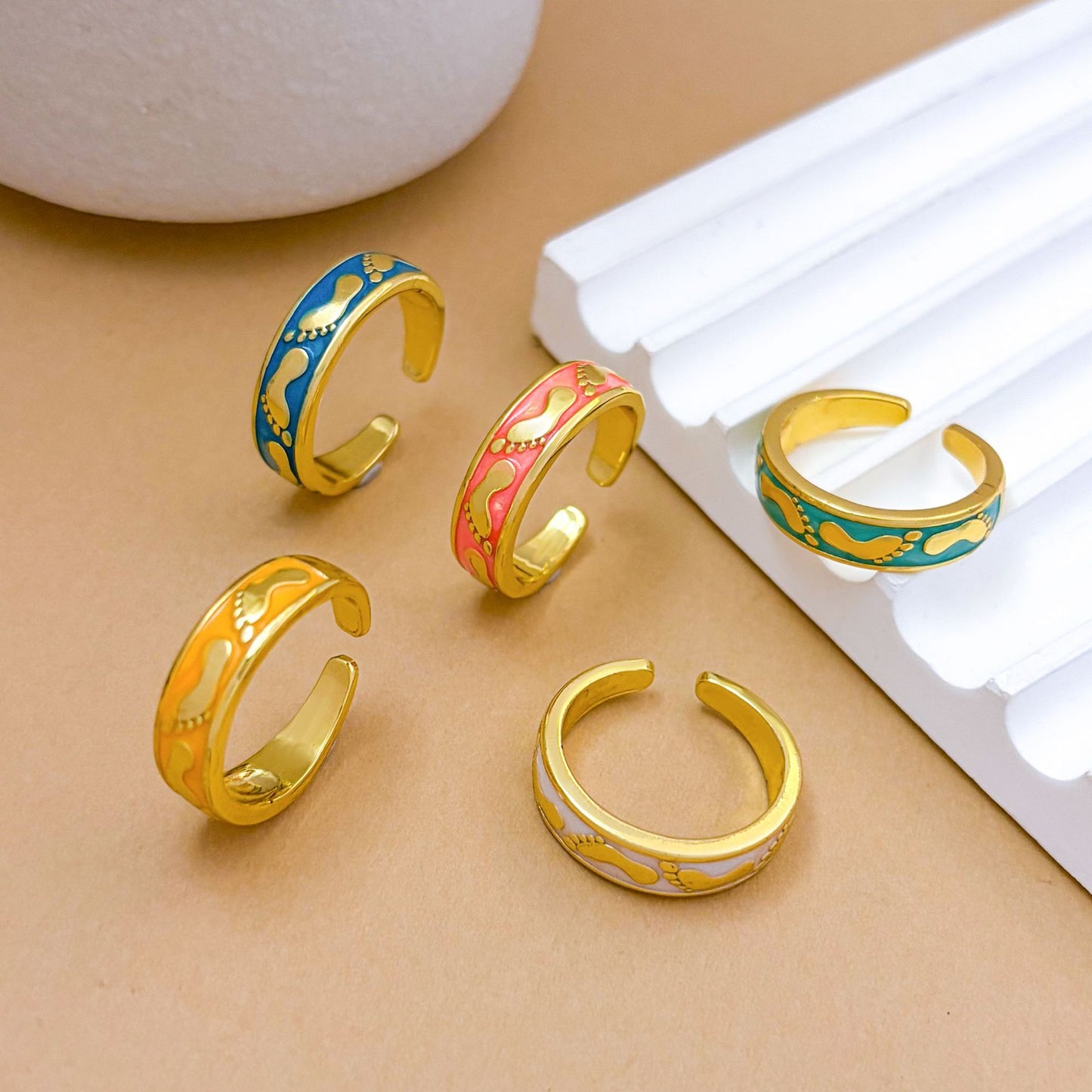 Anello aperto da donna placcato oro con smalto e piedino in stile fumetto