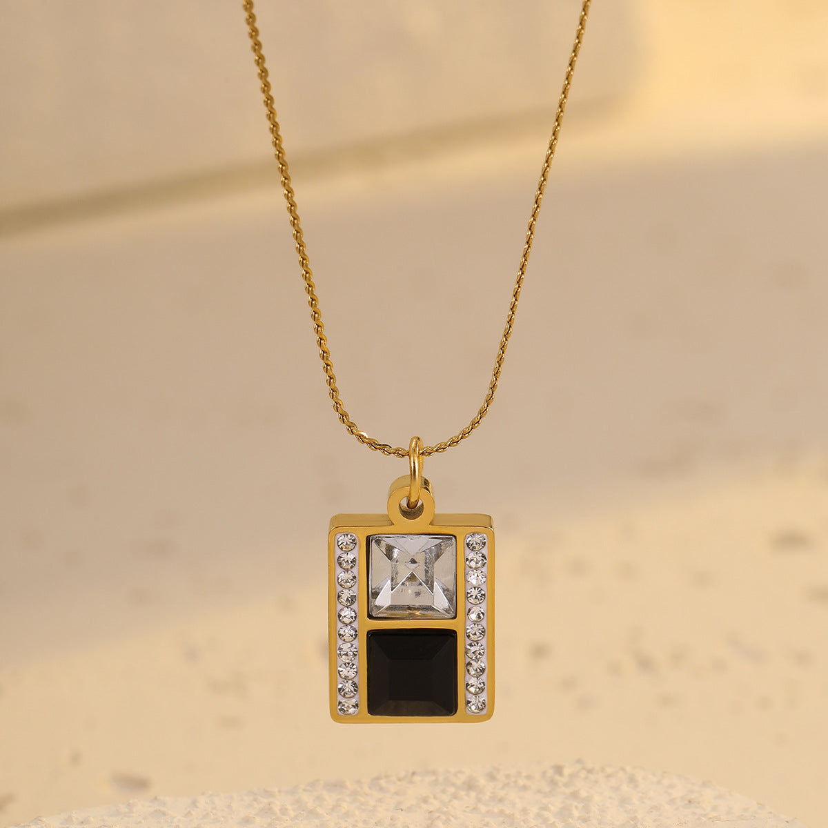 Collana da donna minimalista ed elegante in acciaio inossidabile con pendente rettangolare placcato in oro 18 carati