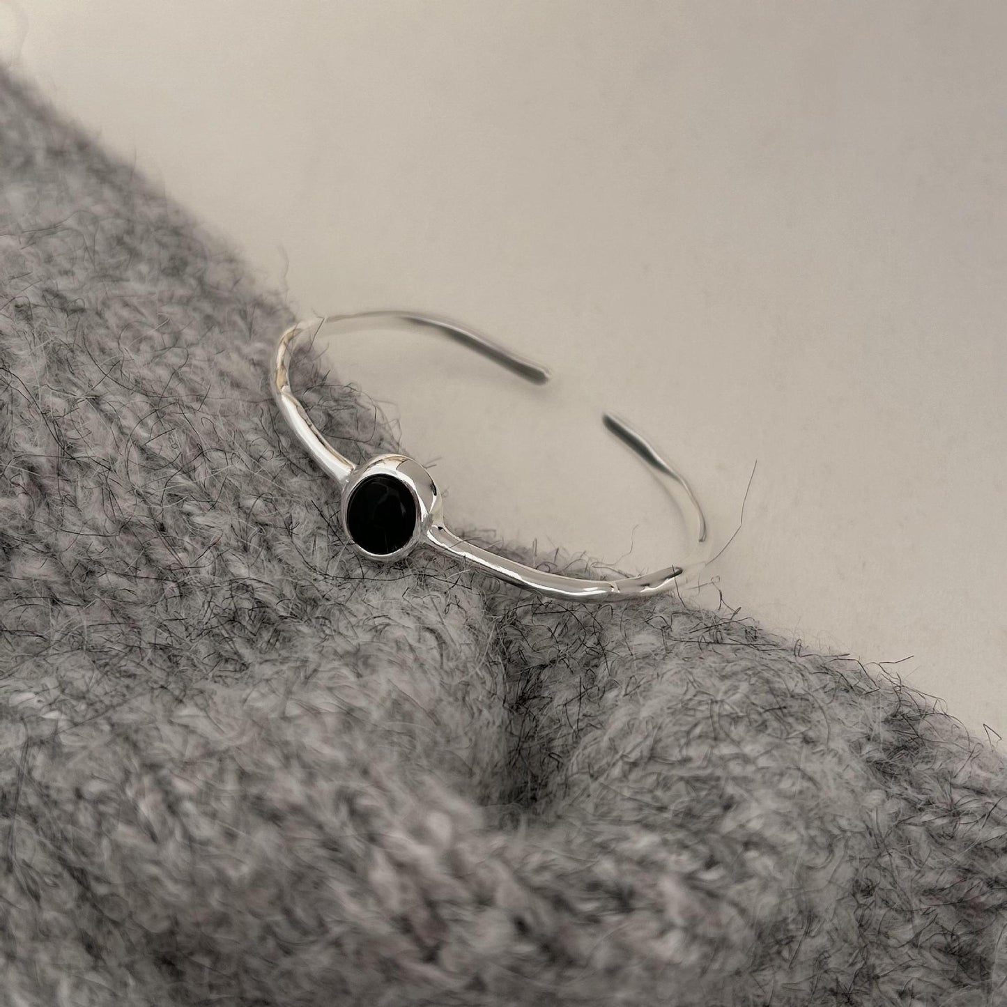 Pulsera Minimalista Abierta de Agata Negra Geométrica de Plata de Ley 925