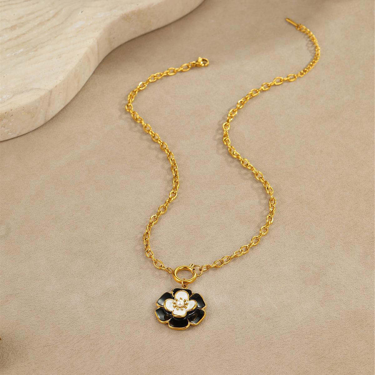 Collar de Acero Inoxidable con Baño de Oro de 18K con Flor de Esmalte en Forma de Camelia Estilo OL de Moda para Mujer