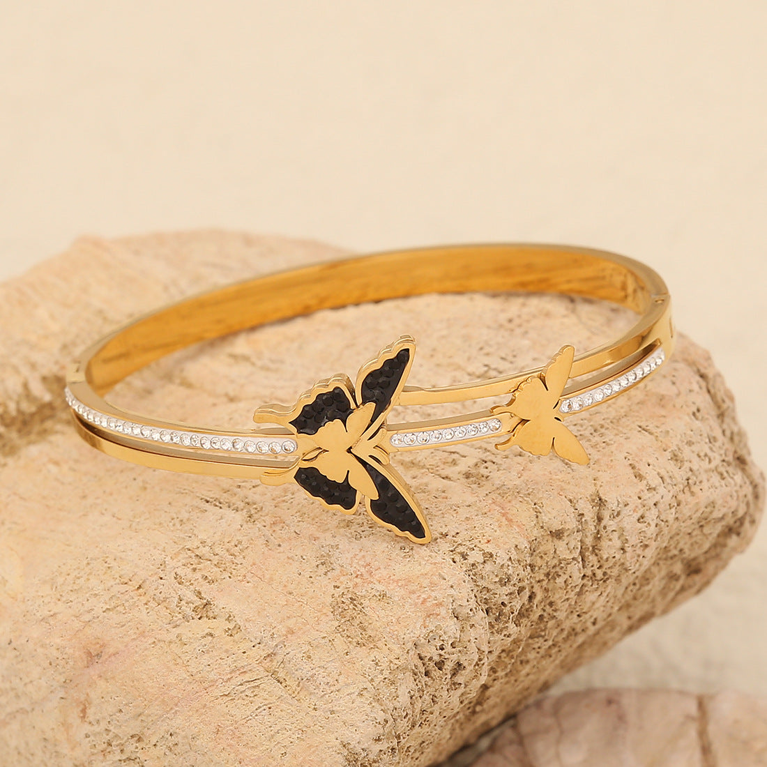 Bracciale in Acciaio Inossidabile a Farfalla di Tendenza con Accento a Cuore Blu e Finitura Placcata