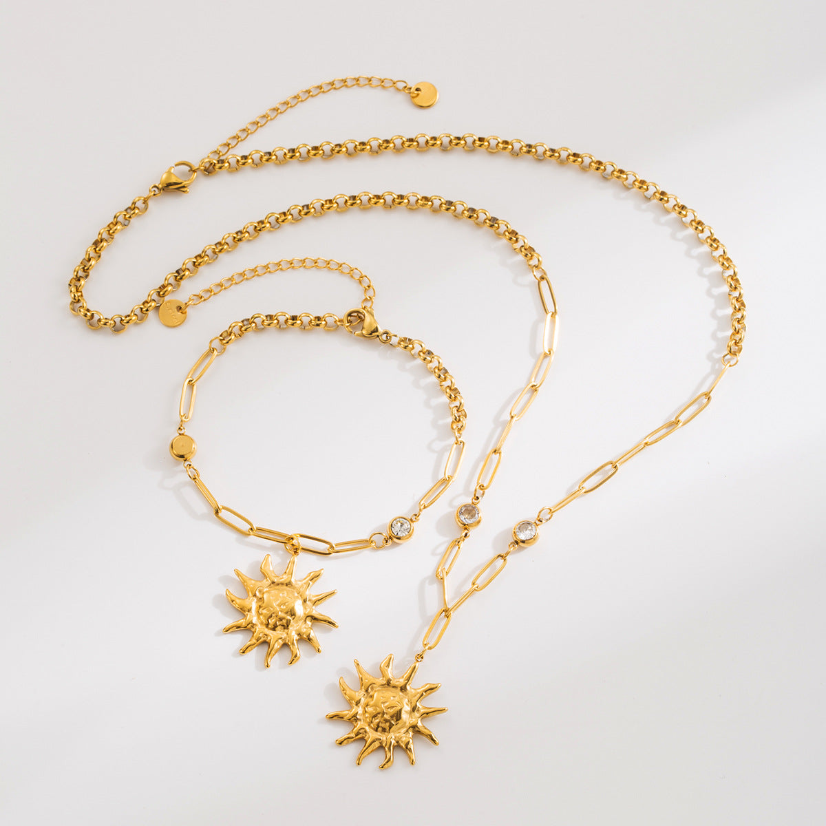 Collar con Colgante de Sol Retro Minimalista para Mujer de Acero Inoxidable con Circonitas y Baño de Oro de 14K