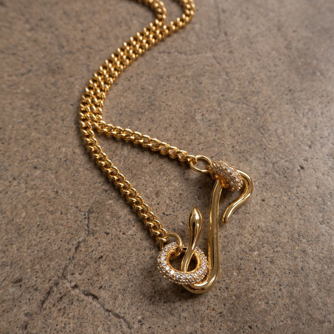 Collana Pendente Geometrica Vintage con Zirconi e Motivo a Serpente in Acciaio al Titanio su Catena in Rame Placcato Oro
