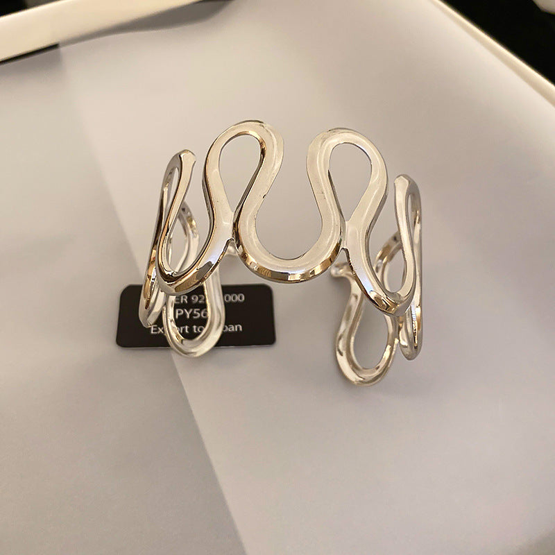 Bracciale in Metallo Ondulato Minimalista con Finitura Placcata da Donna Elegante Accessorio di Moda Leggero