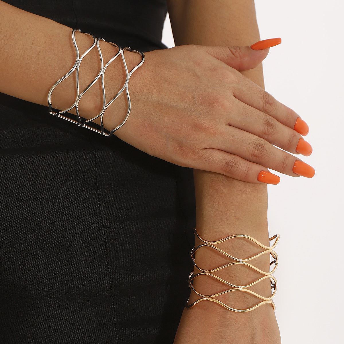Pulsera de puño abierto geométrica, minimalista y moderna para mujer con textura de malla metálica y acabado galvanizado