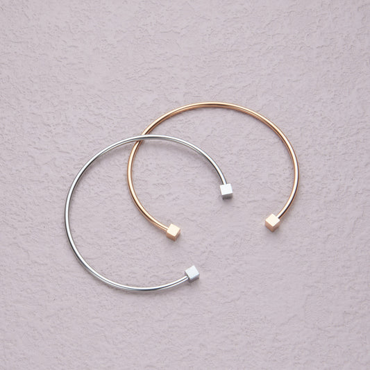 Bracciale da donna in acciaio inossidabile quadrato minimalista con finitura placcata