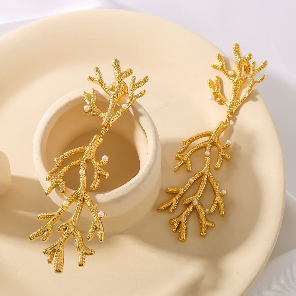 Orecchini pendenti da donna stile Ins a forma di corallo con placcatura in oro 18 carati in acciaio inossidabile e finitura effetto perla