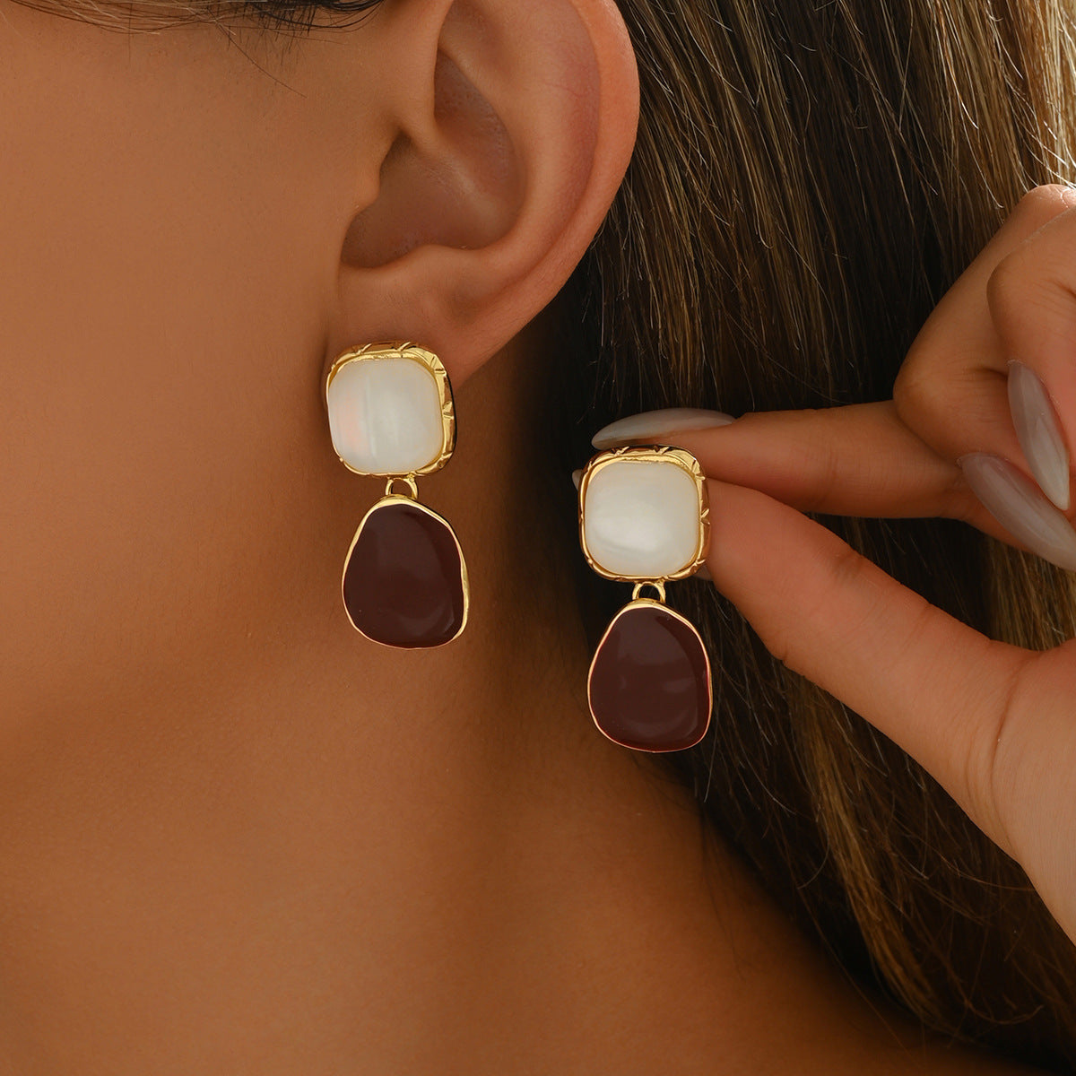 Pendientes geométricos de cobre para mujer con incrustaciones de gema roja para uso diario