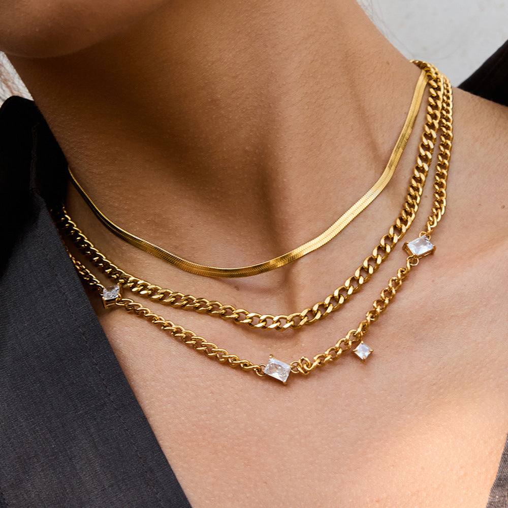 Collana con pendente geometrico minimalista in acciaio al titanio con intarsio di strass, catena a clavicola in acciaio inossidabile placcato da donna