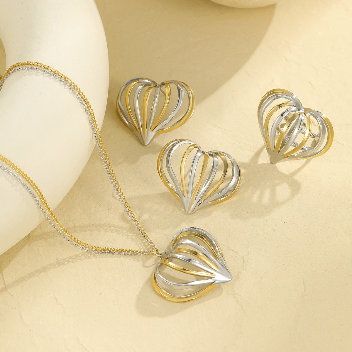Collana con ciondolo a forma di cuore in acciaio inossidabile placcato oro per donna alla moda