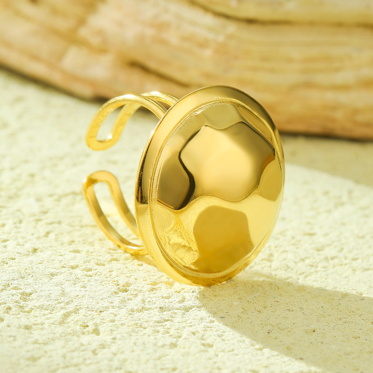 Anillo abierto de acero de titanio con forma de cáscara de huevo texturizada irregular de estilo lujoso para mujer con acabado chapado