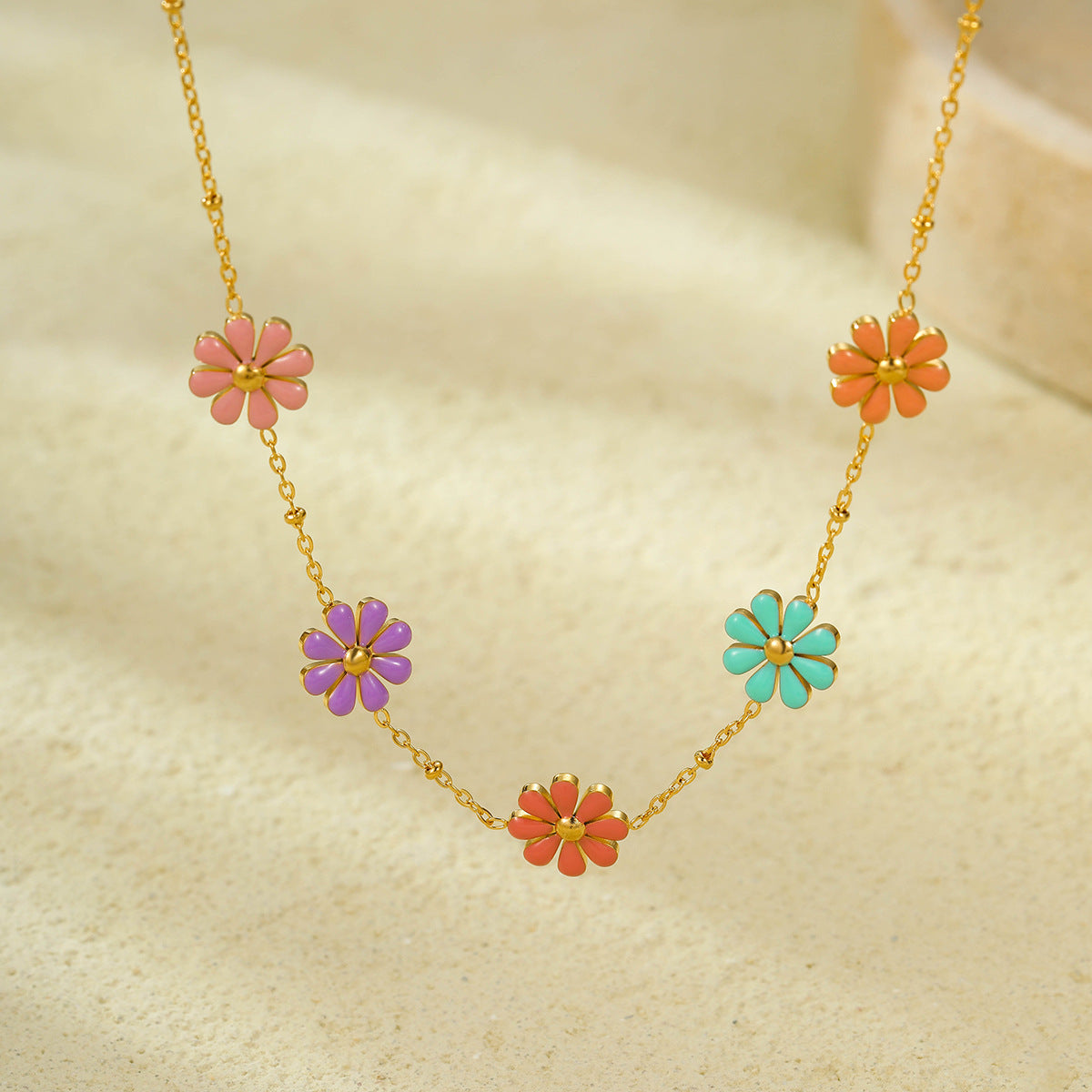 Collar Minimalista de Margarita en Acero Inoxidable con Baño de Oro de 18K y Esmalte para Mujer