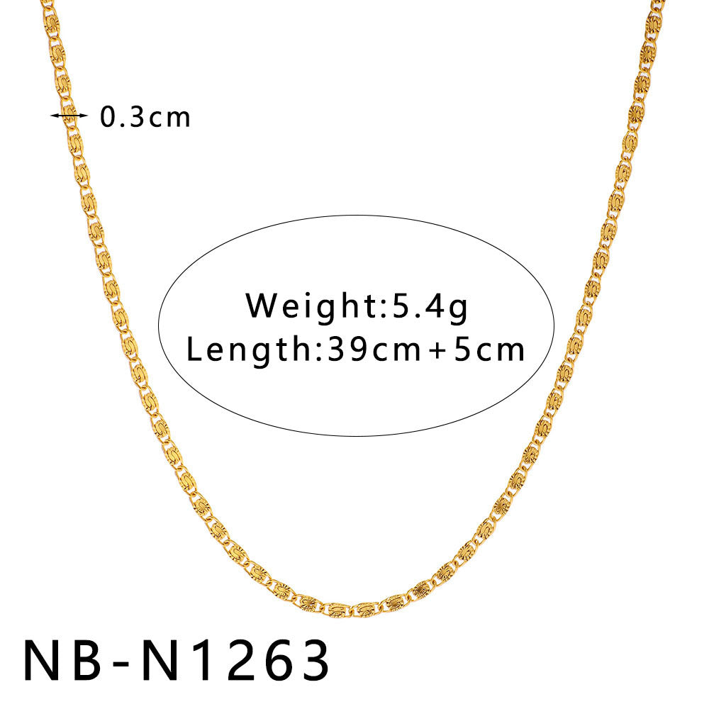 Collana con pendente geometrico minimalista da donna con design a intaglio, catena in acciaio inossidabile e finitura placcata sottovuoto in oro 18 carati