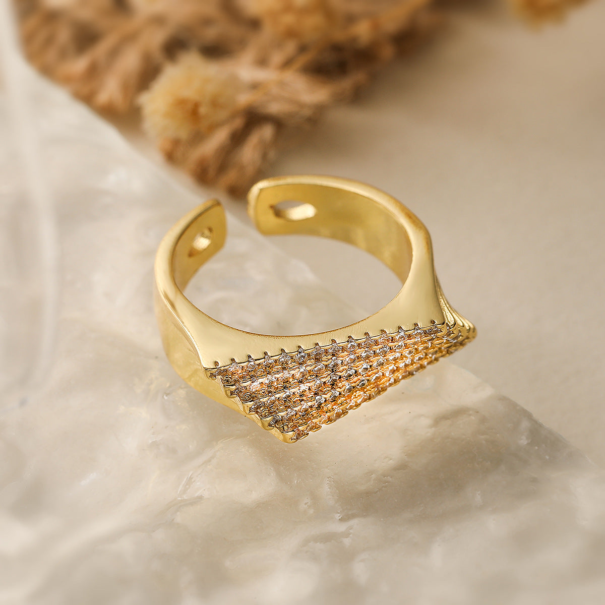 Anello da donna aperto geometrico in rame con placcatura in oro 18 carati e intarsio di zirconi, accessorio di moda minimalista di ispirazione vintage