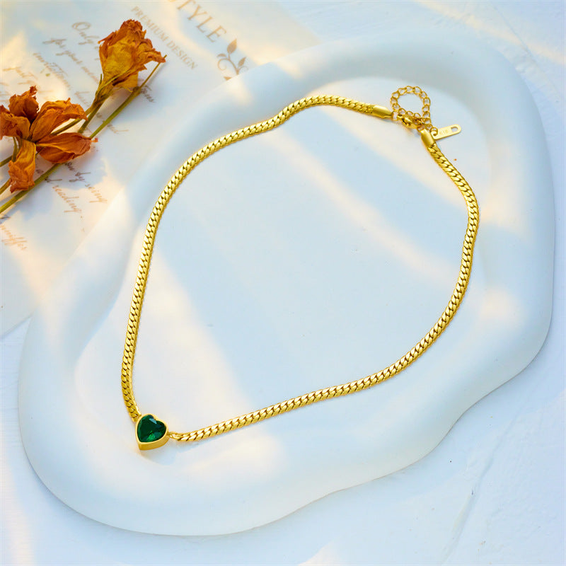 Collana con Ciondolo a Cuore Minimalista in Acciaio al Titanio con Intarsio di Strass e Catena Ritorta Placcata per Donne