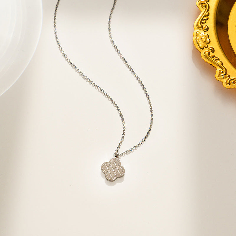 Minimalist Clover Bracelet for Women in Titanium Steel with Gold Plating and Wavy Chain Design