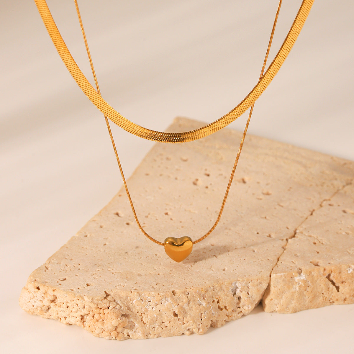 Collana con pendente a cuore stile Ins con catena a serpente a doppio strato in acciaio inossidabile e pendente in acciaio al titanio