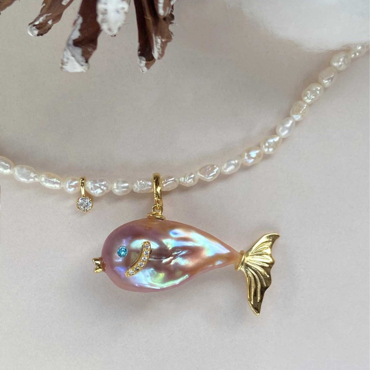 Collana Vintage Pesce Pagliaccio con Accenti di Perle Naturali e Ciondolo in Acciaio al Titanio su Catena in Rame Elettroplaccato