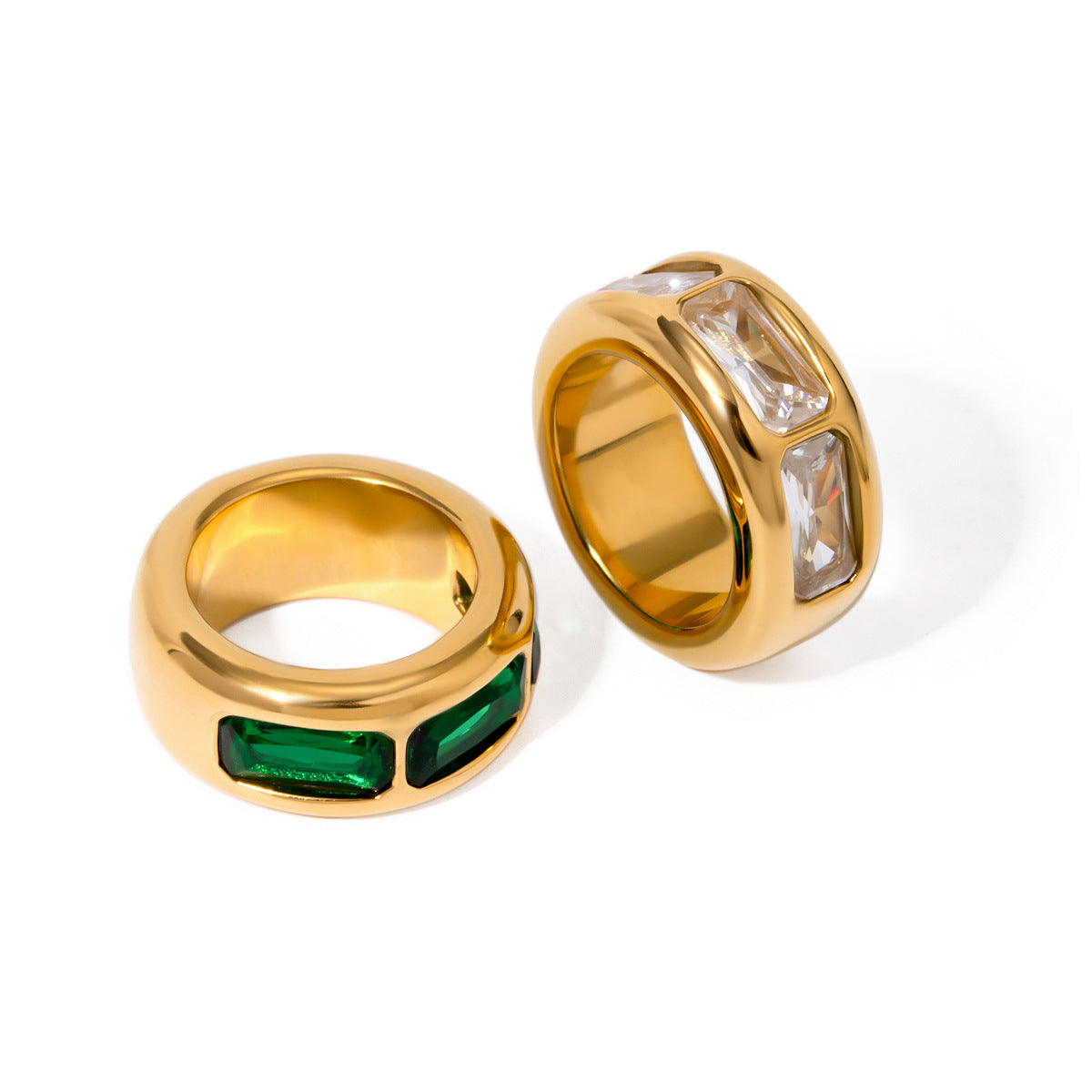 Anello a fascia larga minimalista in acciaio al titanio con tre intarsi in zirconia per unisex, finitura galvanizzata