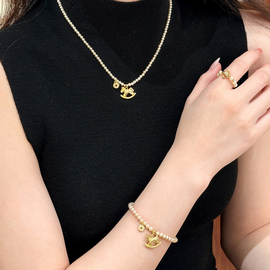 Set Collana con Ciondolo Zodiaco Cavallo in Lega Placcata Stile Lusso con Orecchini e Bracciale in Stile Perla da Donna