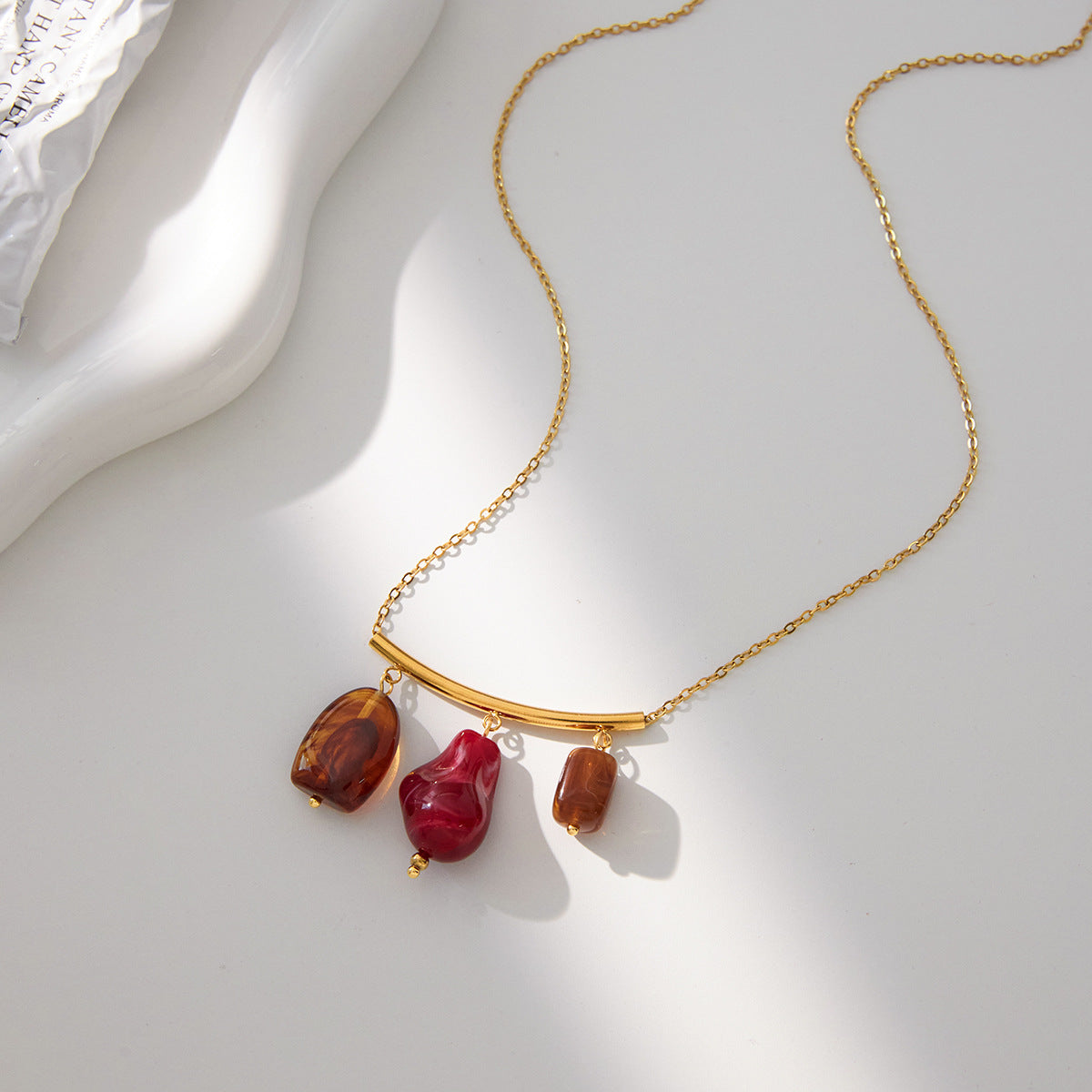 Collar con colgante de resina geométrica artística retro para mujer en acero inoxidable con acabado chapado