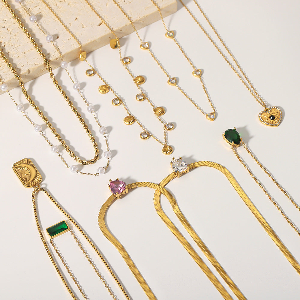 Collana con pendente minimalista Luna e Sole con accenti di perle e conchiglie, intarsio di zirconi su acciaio inossidabile, catena a serpente da donna