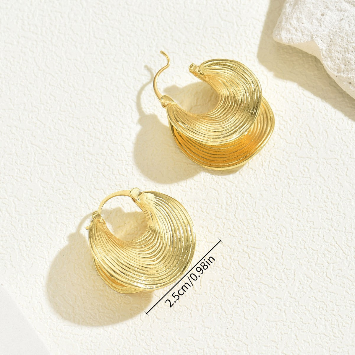 Pendientes minimalistas geométricos de aleación de zinc en forma de abanico con acabado chapado para mujer