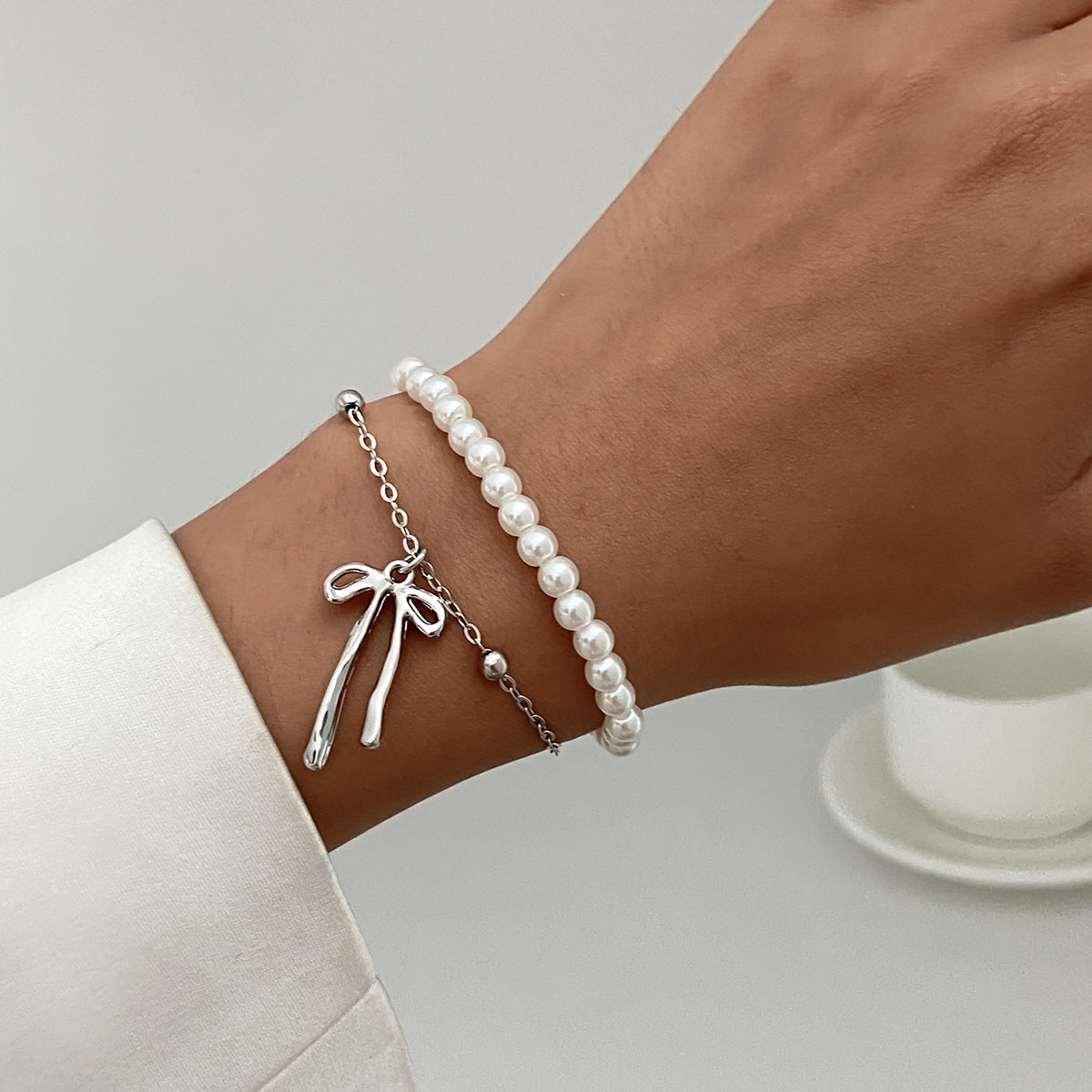 Minimalist Bow Knot and Star-Shaped Pendant Bracelet for Women with Plated Metal and Imitation Pearl Accents