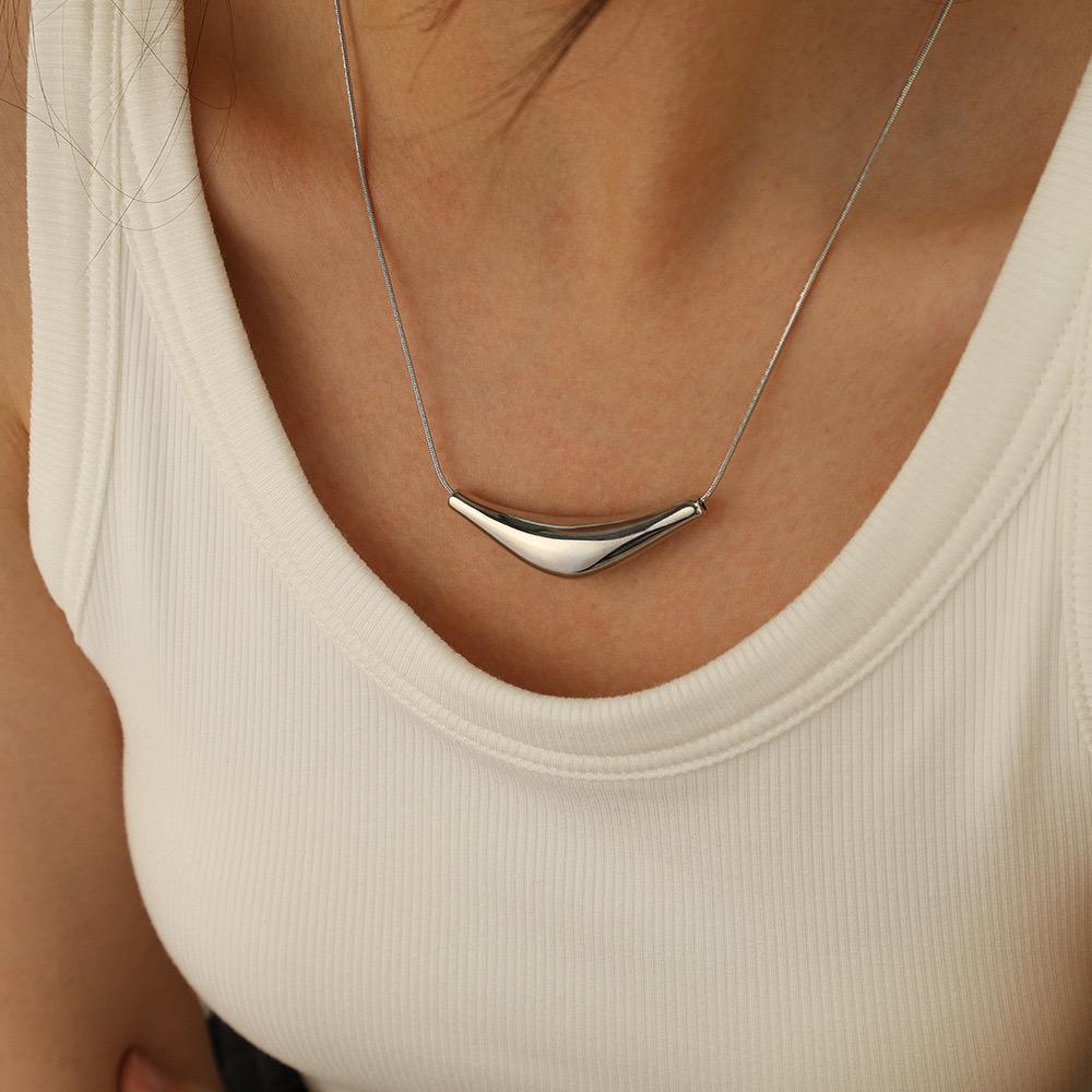 Collana con pendente a forma di arco geometrico minimalista da donna in acciaio inossidabile con finitura placcata