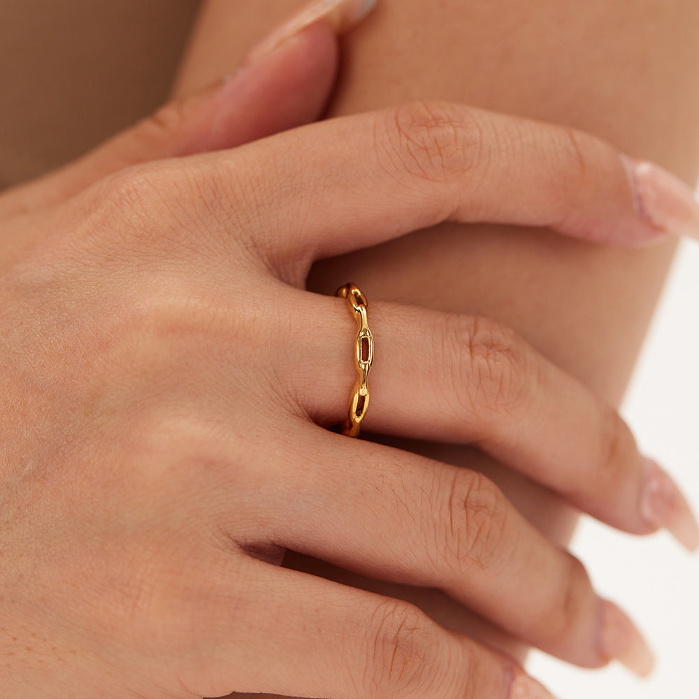 Anello da donna in acciaio al titanio placcato oro 18 carati con catena a cuore vuota alla moda