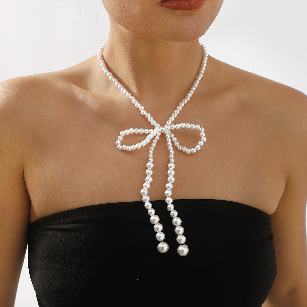 Elegante collana a strati con fiocco e finte perle su catena di perle da donna