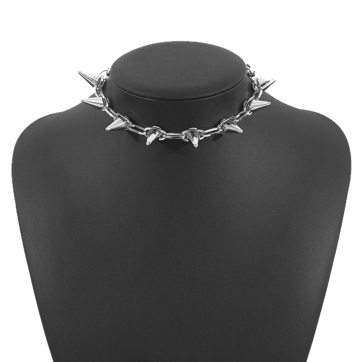Collana a clavicola da donna in ferro placcato nero con rivetti stile punk
