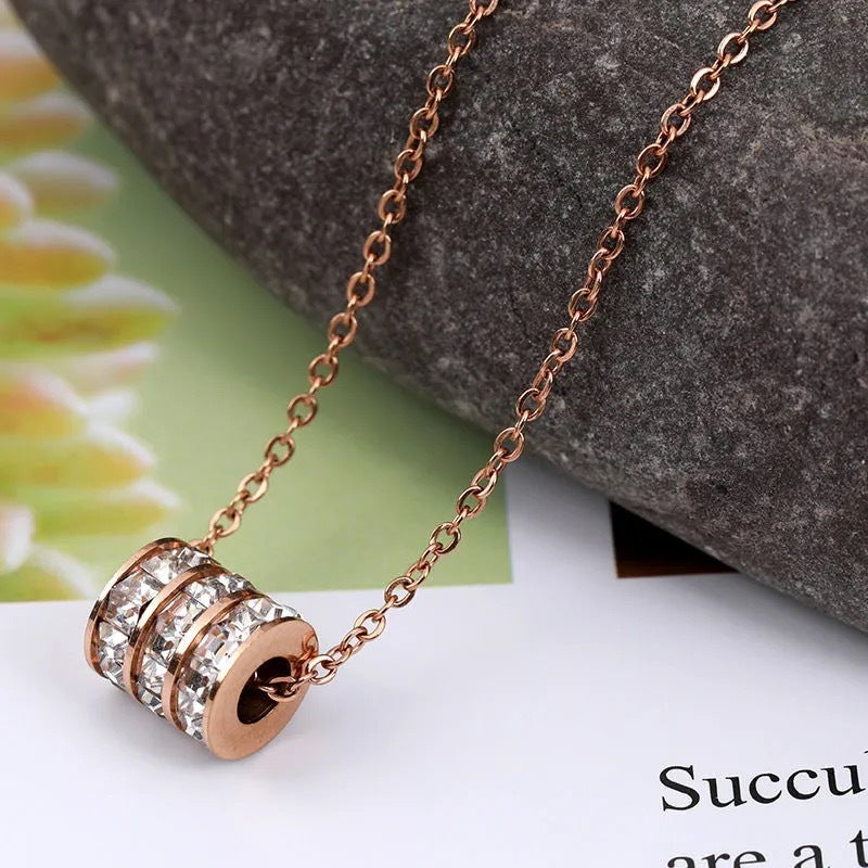 Collana girocollo da donna minimalista in acciaio al titanio con catena in vita geometrica e finitura placcata