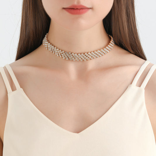 Elegante Collana Pendente Geometrica in Lega da Donna con Finitura Placcata e Accento a Cuore