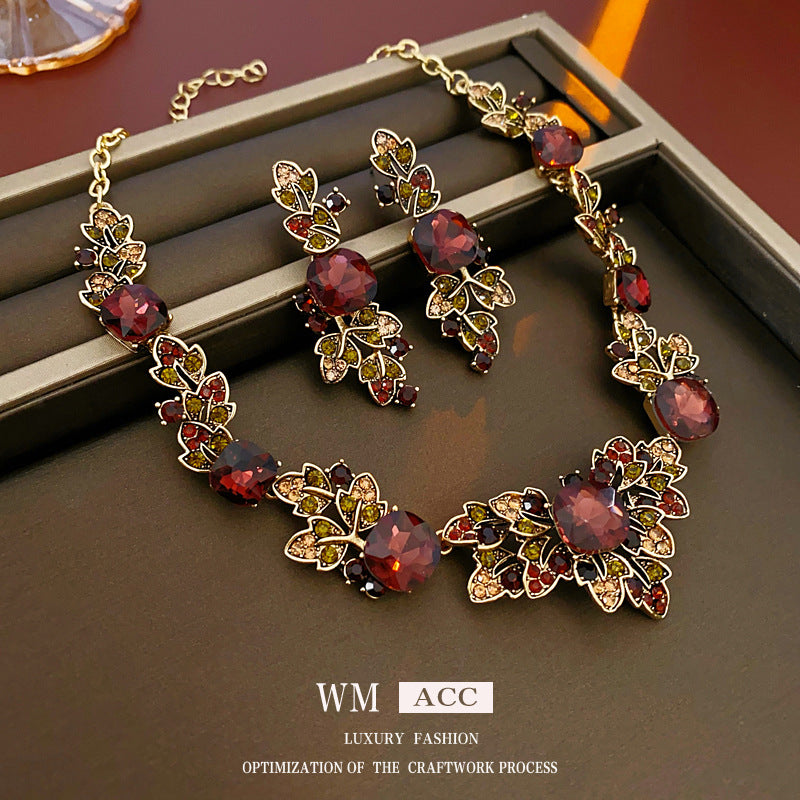 Collana pendente a foglia quadrata stile vintage con intarsio in strass su catena in rame placcato per donna