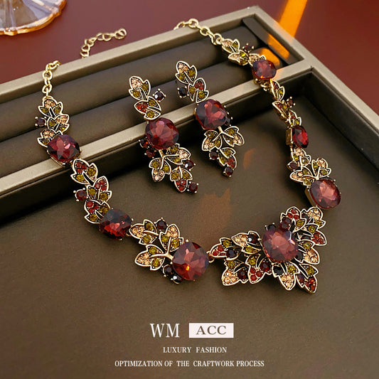 Collana pendente a foglia quadrata stile vintage con intarsio in strass su catena in rame placcato per donna