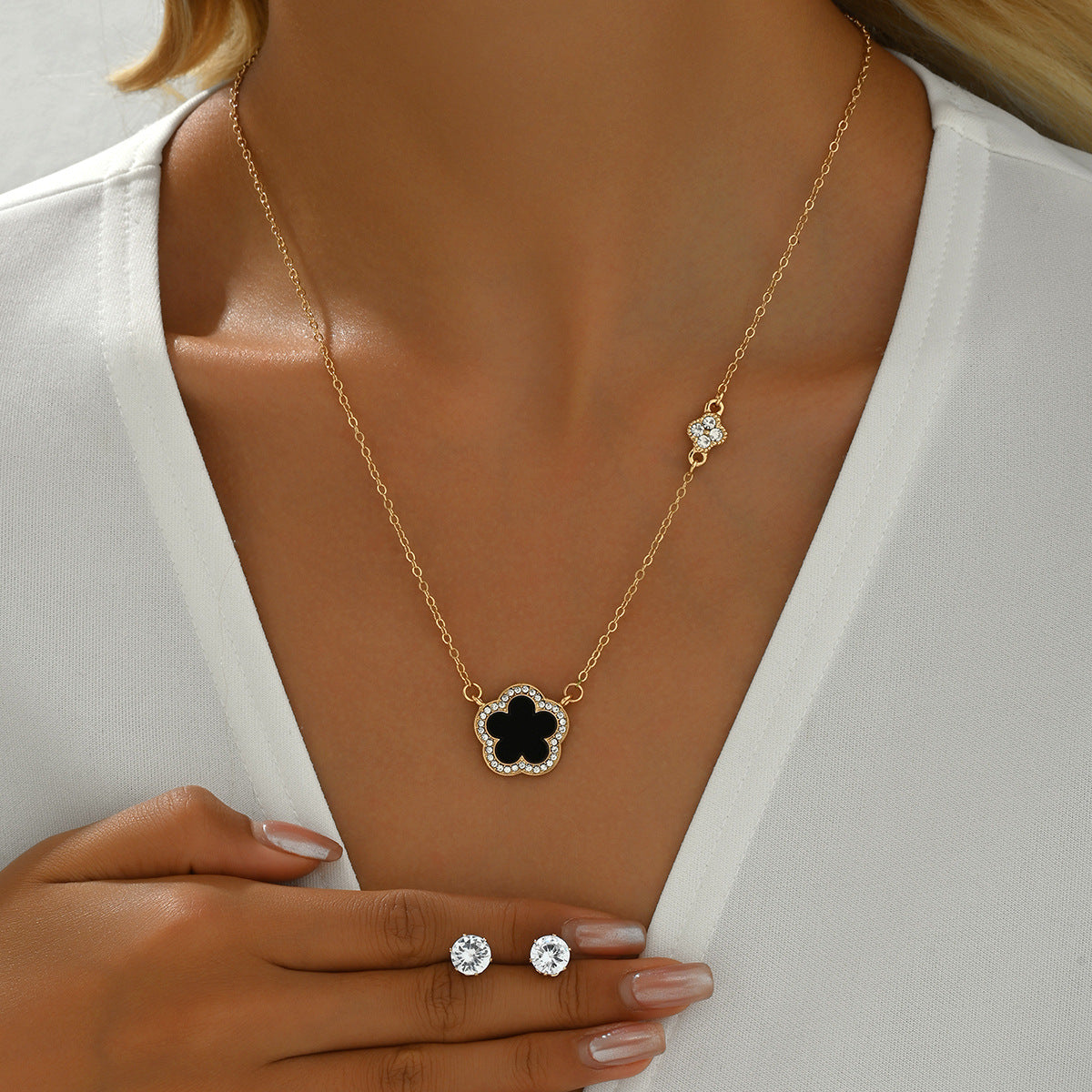 Set collana con ciondolo floreale stile Chanel con intarsio di strass per donna, catena lunga in lega e orecchini abbinati