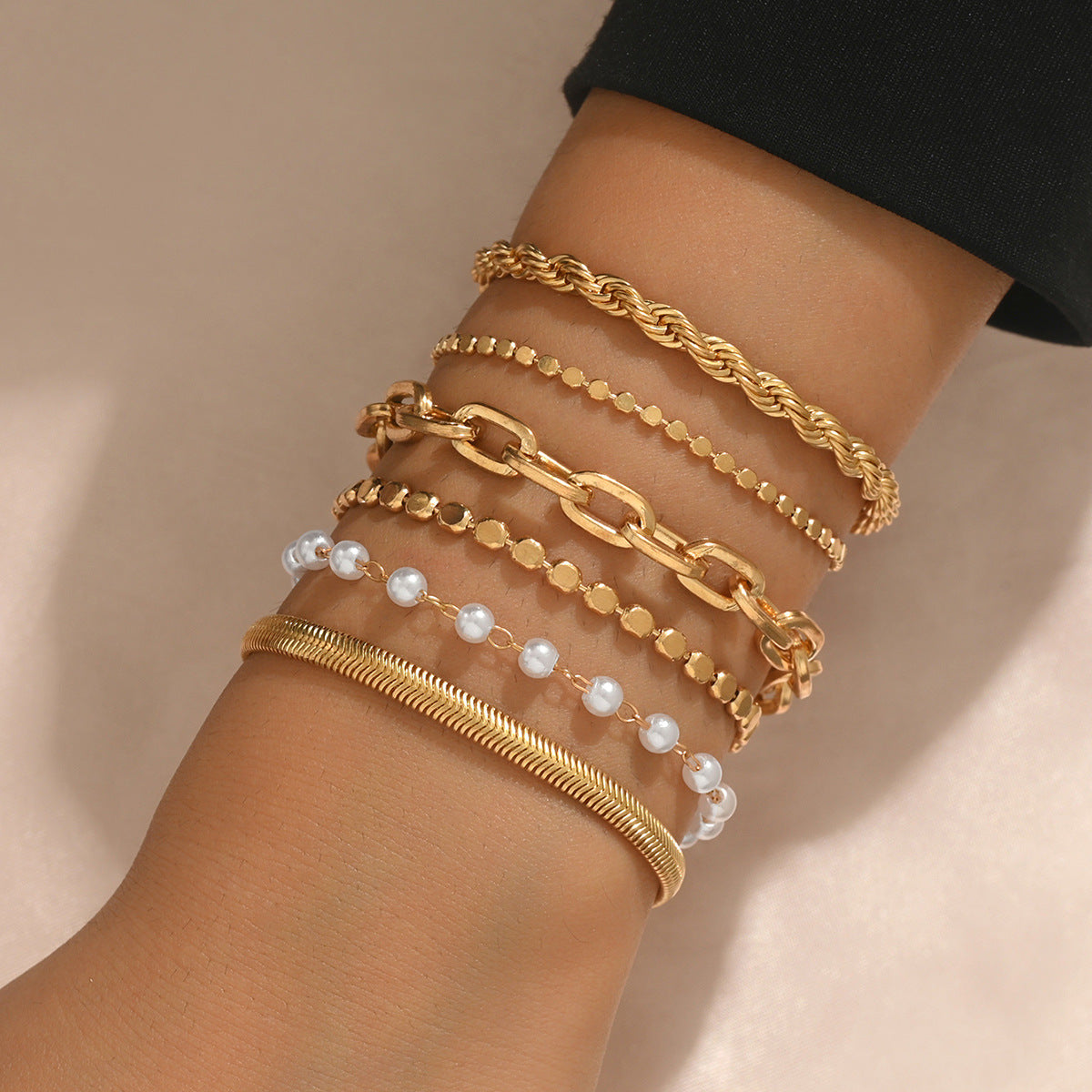 Set di bracciali geometrici intrecciati in lega da donna con finitura placcata, alla moda per l'uso quotidiano