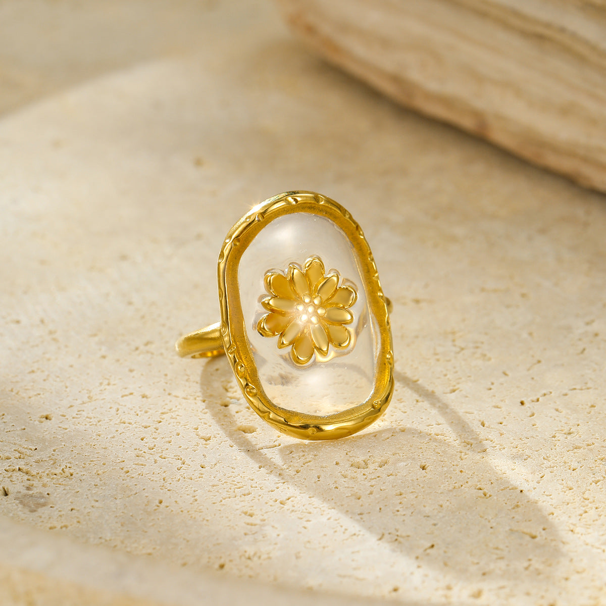 Anello da donna minimalista geometrico a forma di fiore in acciaio al titanio con placcatura in oro 18K e fascia in acciaio inossidabile