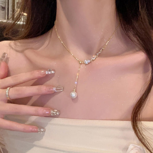 Collar con colgante minimalista de perla en forma de lágrima, cadena de acero titanio y detalles de diamantes de imitación para mujer y hombre