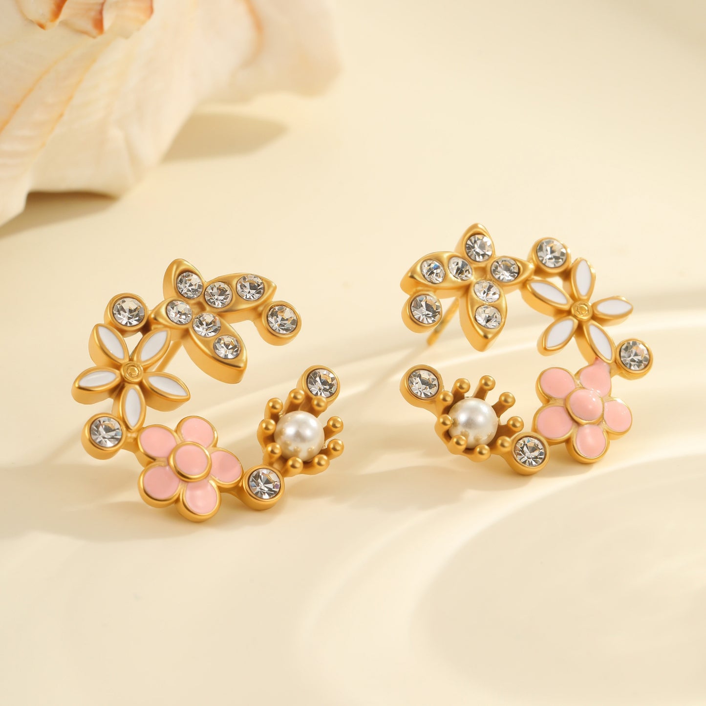 Pendientes de tuerca de lujo de acero de titanio con diseño floral, acentos de pedrería y baño de oro de 18 quilates