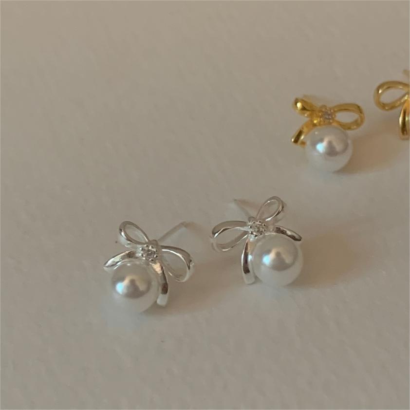 Orecchini a perno con fiocco minimalista e perle in argento sterling 925 placcato oro