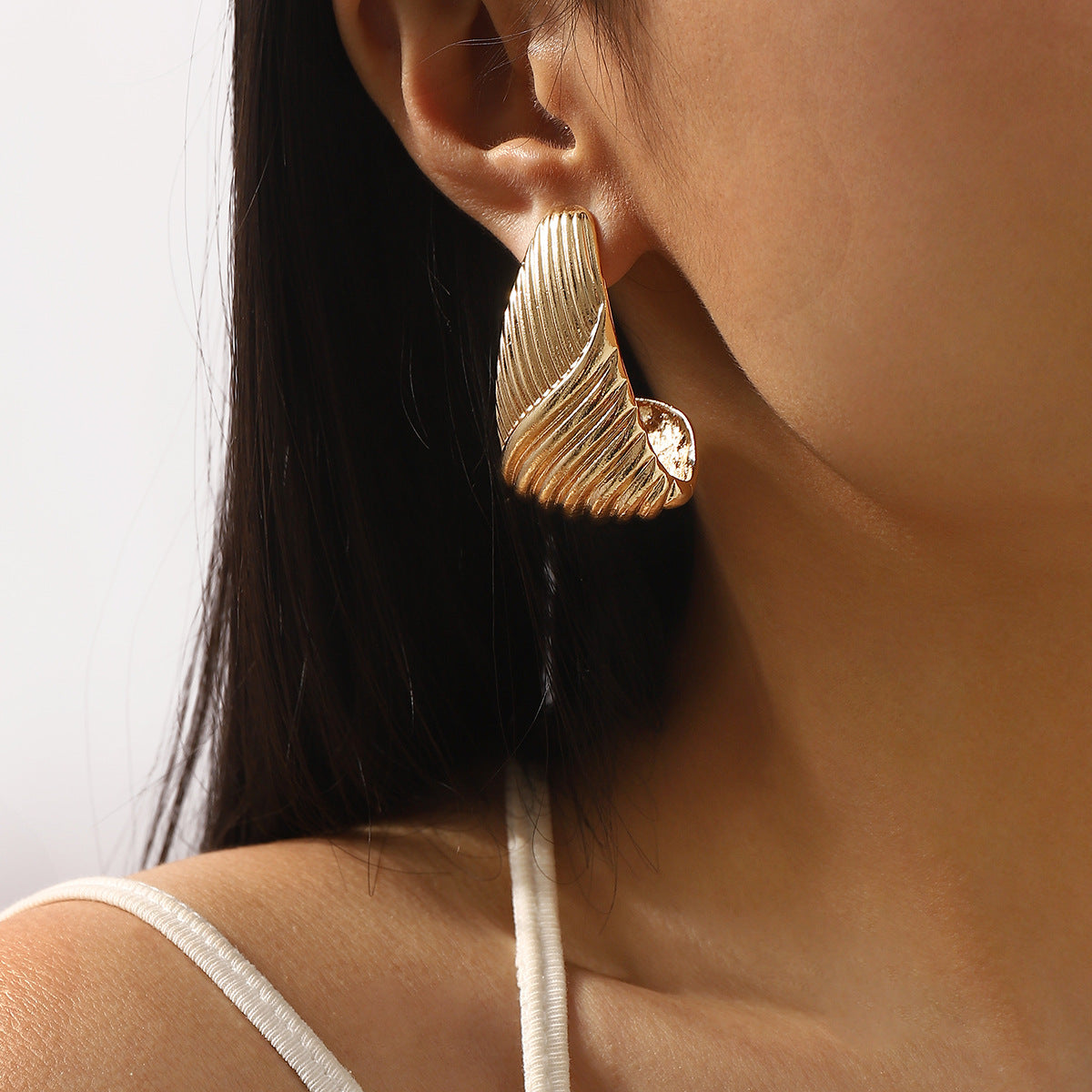 Pendientes de aleación geométricos irregulares minimalistas para mujer con superficie texturizada y acabado galvanizado