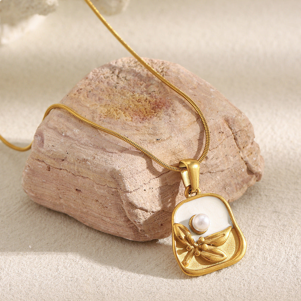 Collana da Donna Minimalista Geometrica in Acciaio Inossidabile Placcato Oro 18K con Ciondolo Floreale Effetto Perla e Smalto