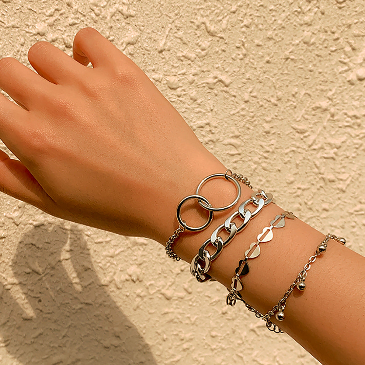 Set di bracciali da donna con ciondolo a cuore vuoto geometrico minimalista e nappe con catena in metallo placcato