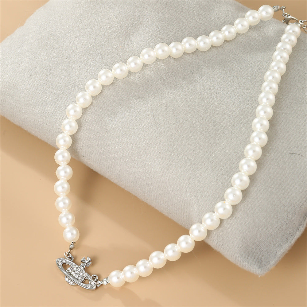Collar minimalista de resina estilo perla para niñas con cadena de cuentas redondas y dije de aleación tono dorado